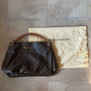 Luis Vuitton tote with classic print